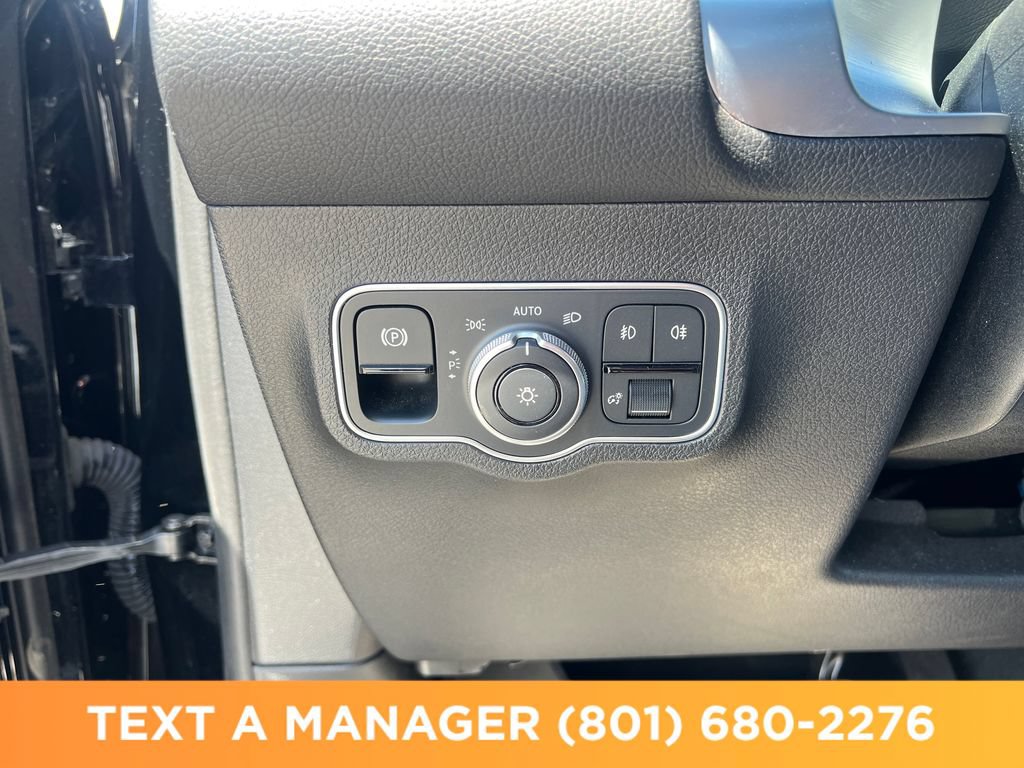 Used 2025 Mercedes-Benz GLB 250 4MATIC image 29
