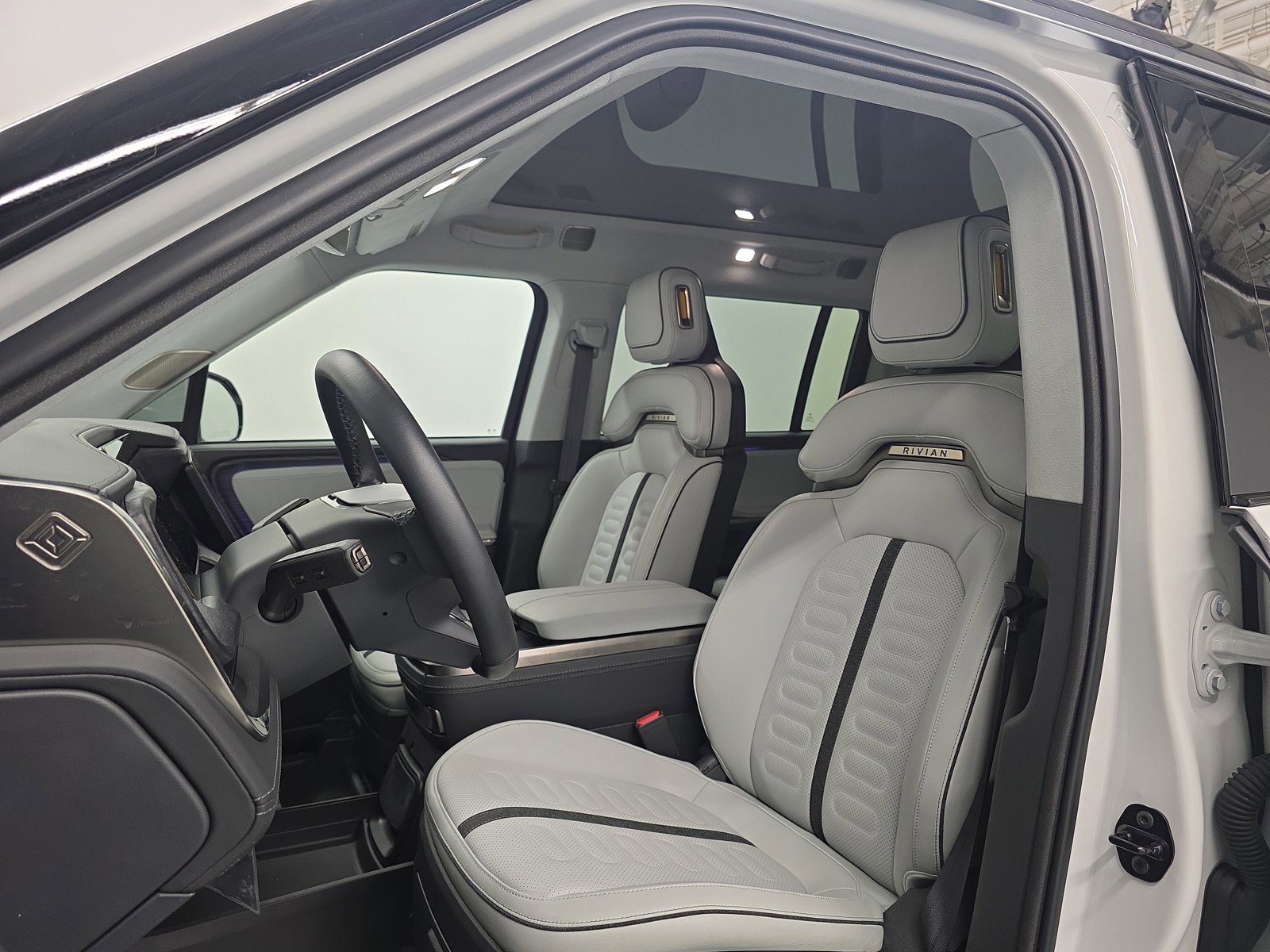 Used 2024 Rivian R1S Adventure image 20