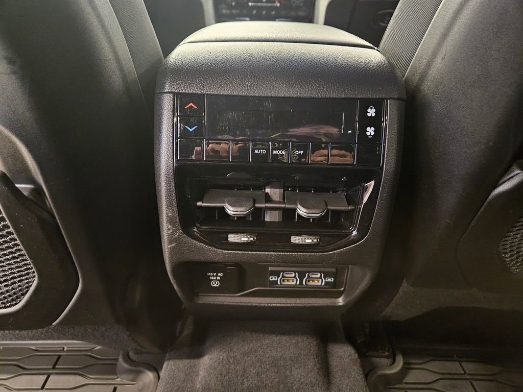 Used 2023 Jeep Grand Cherokee L Laredo image 23