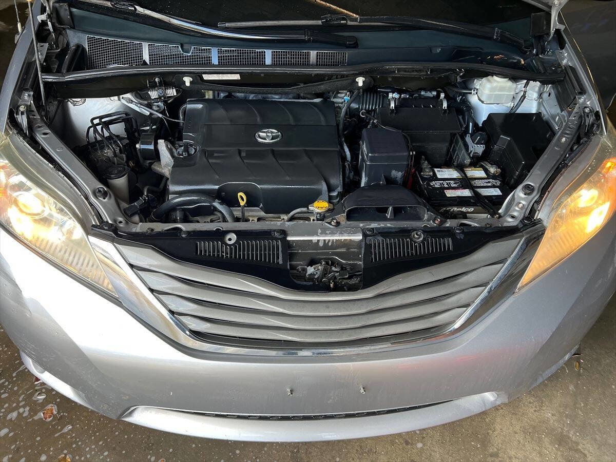 Used 2013 Toyota Sienna XLE image 16