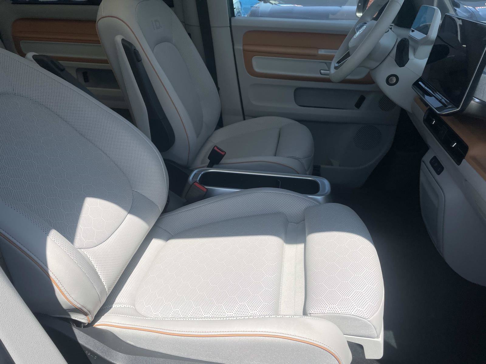 Certified 2025 Volkswagen ID. Buzz 1st Edition RWD image 29