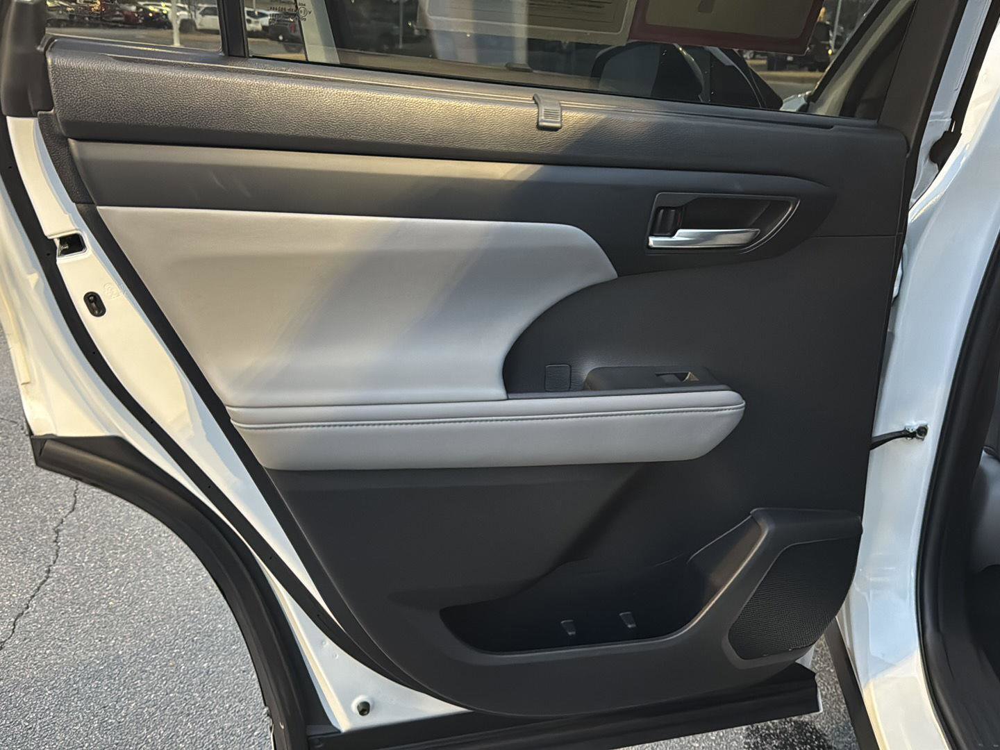 Used 2022 Toyota Highlander XLE image 16