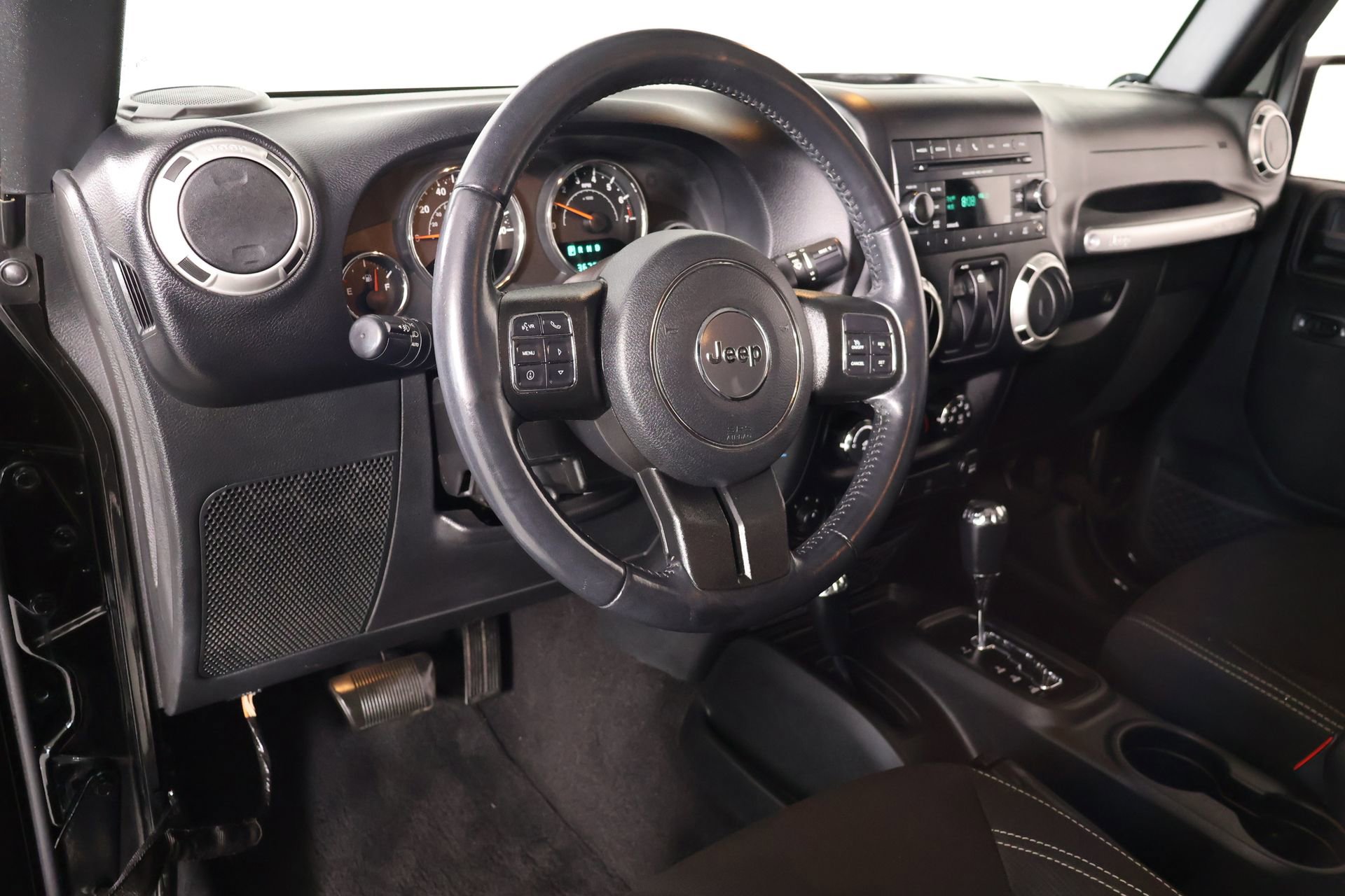 Used 2017 Jeep Wrangler Sahara w/ Connectivity Group AWD/4WD image 2