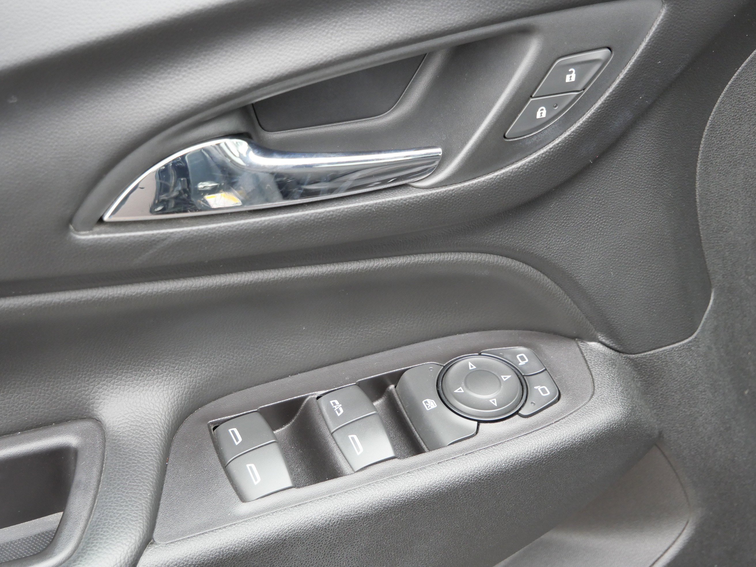 Used 2018 Chevrolet Equinox LT AWD/4WD image 17