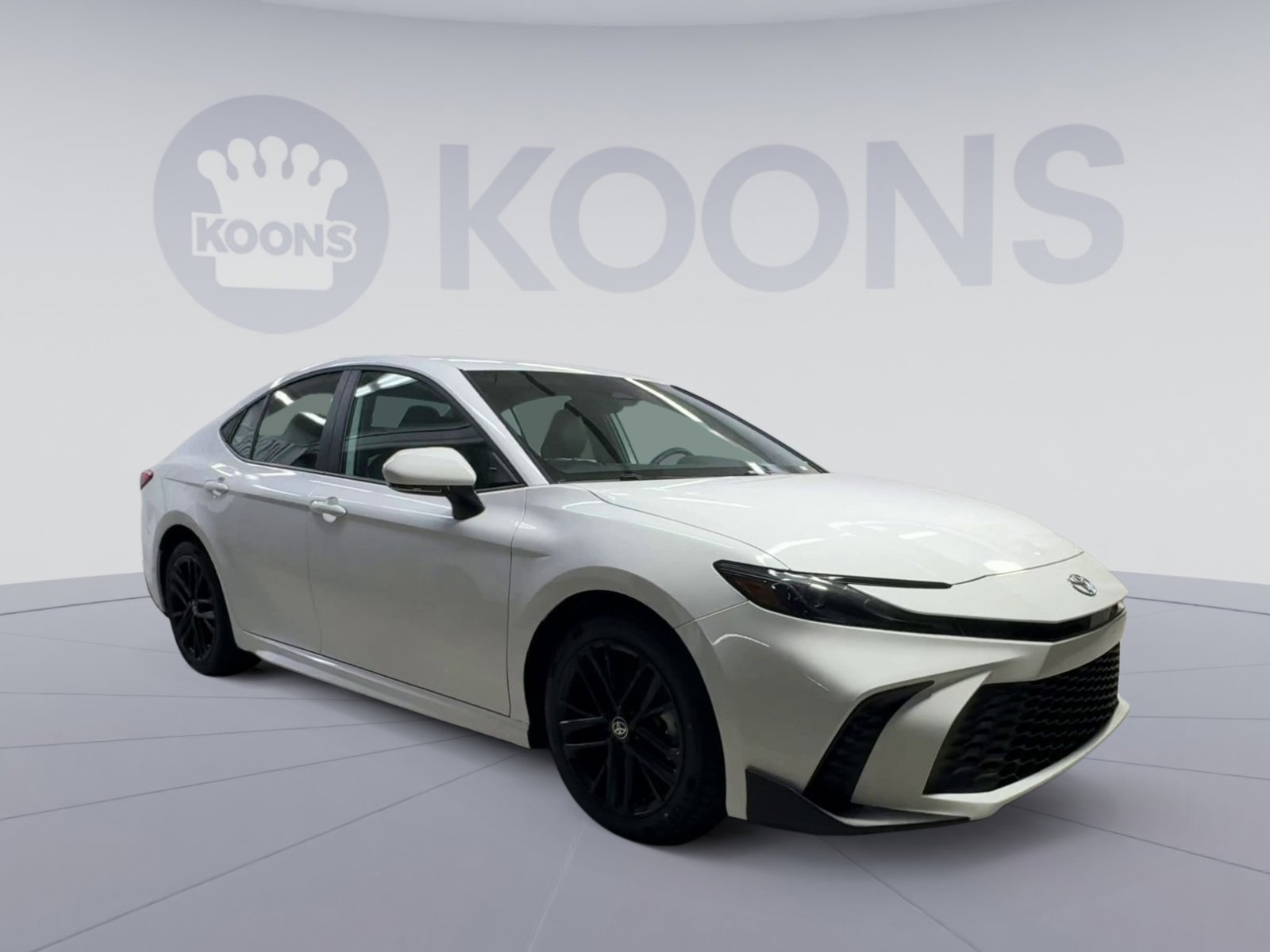 Used 2025 Toyota Camry SE FWD image 2