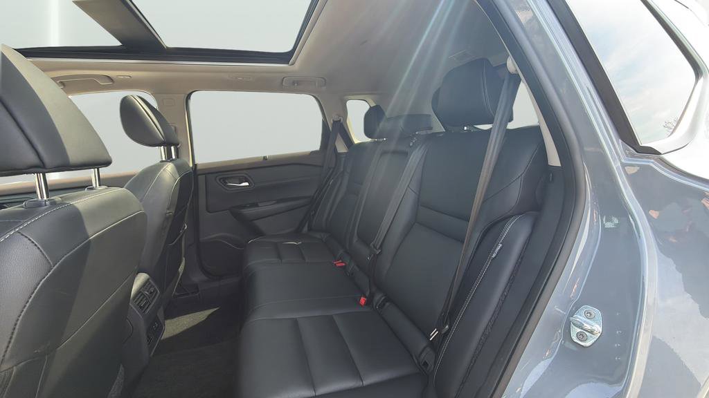 Used 2023 Nissan Rogue SL w/ SL Premium Package image 25
