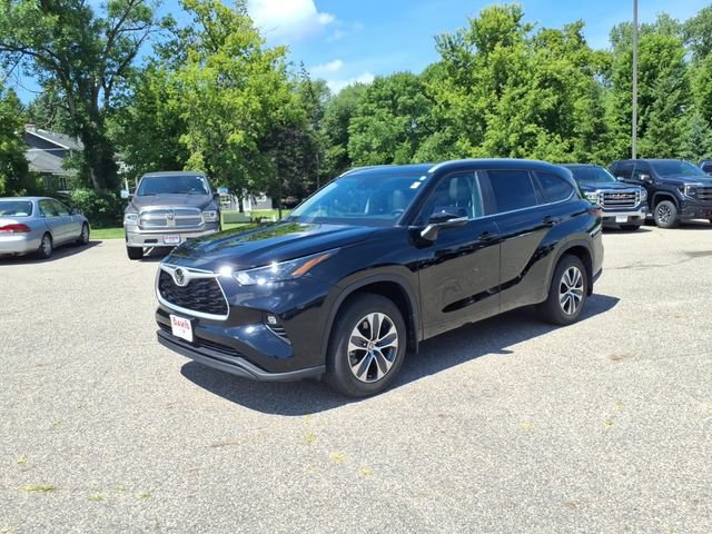 Used 2024 Toyota Highlander XLE AWD/4WD image 7