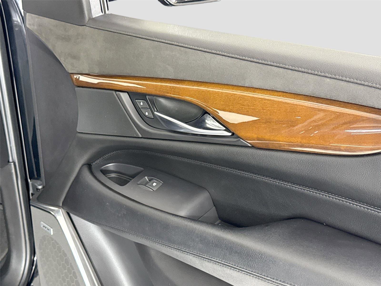 Used 2018 Cadillac Escalade Premium Luxury AWD/4WD image 34