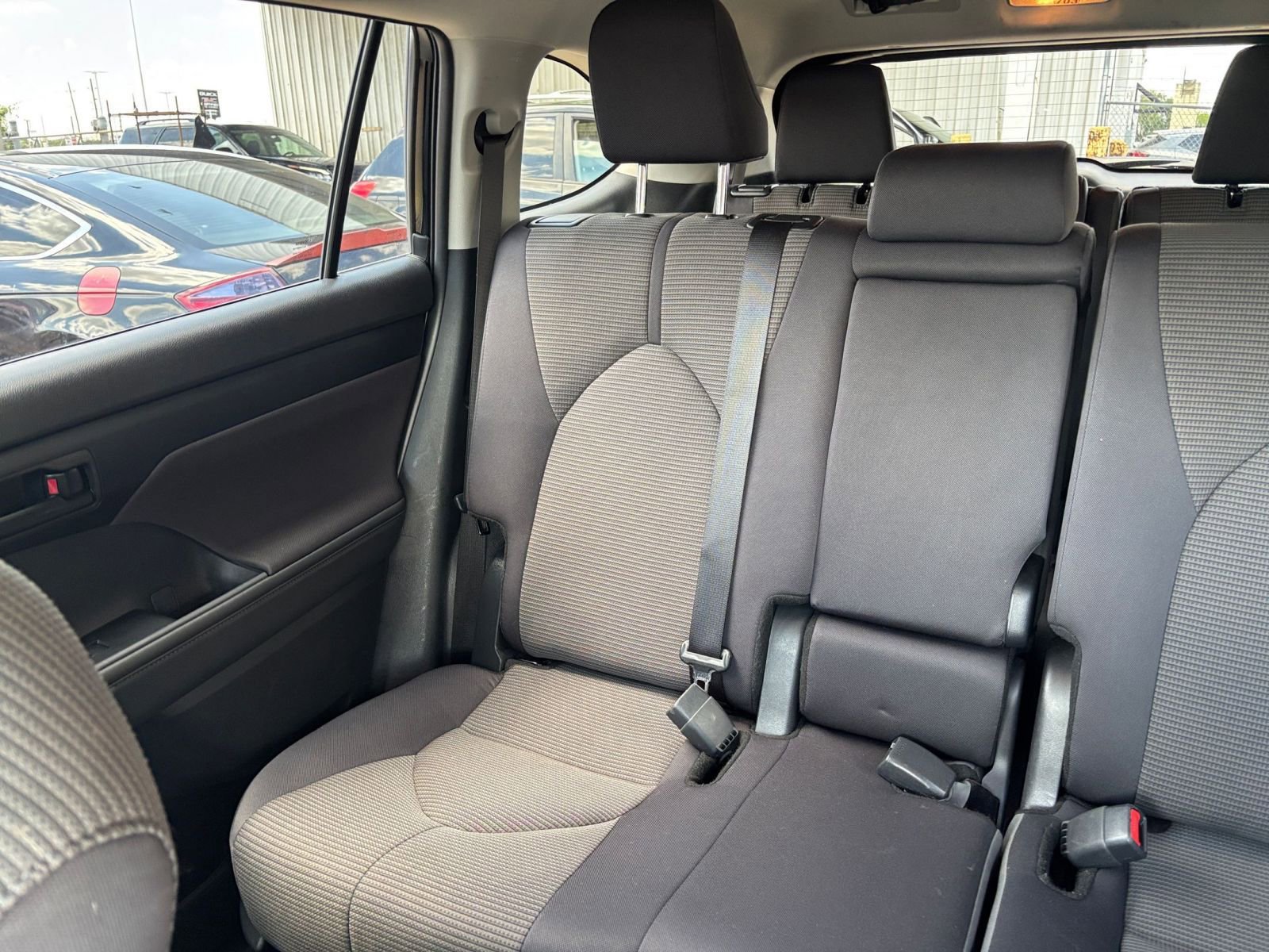 Used 2025 Toyota Highlander LE FWD image 41