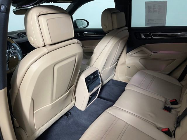 Used 2023 Porsche Cayenne w/ Premium Package image 28