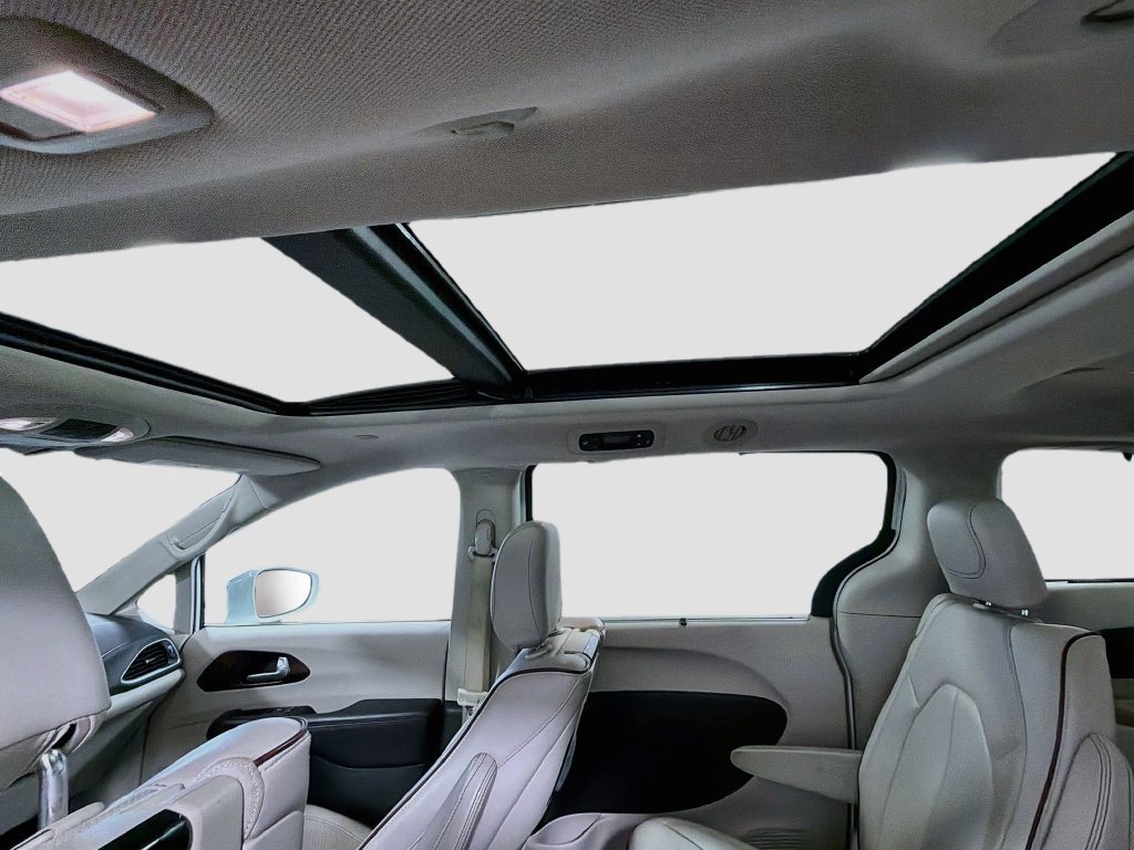 Used 2017 Chrysler Pacifica Limited w/ UConnect Theater Package FWD image 24