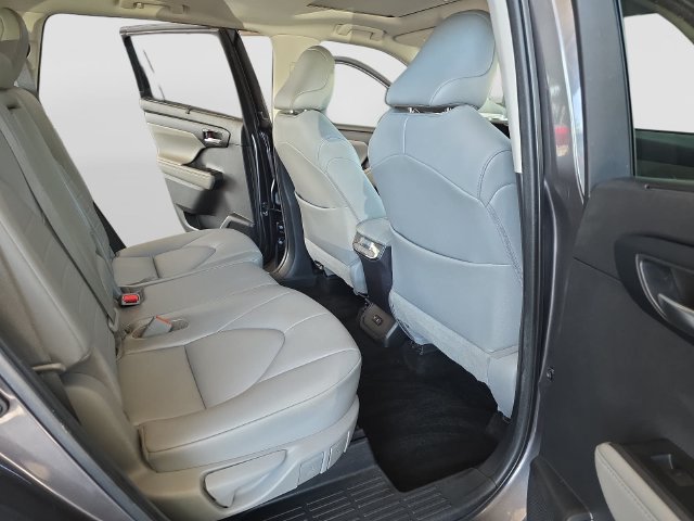 Used 2021 Toyota Highlander XLE FWD image 34