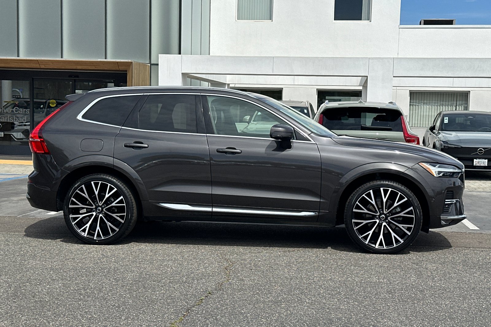 Certified 2023 Volvo XC60 B5 Ultimate AWD/4WD image 3