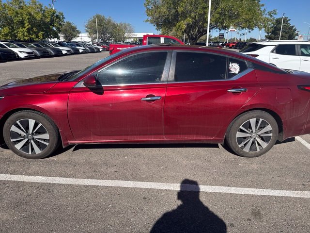 Used 2021 Nissan Altima 2.5 SV w/ SV Premium Package FWD image 2