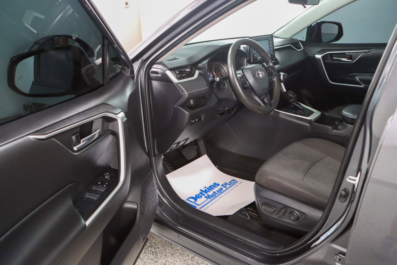 Used 2022 Toyota RAV4 XLE AWD/4WD image 3