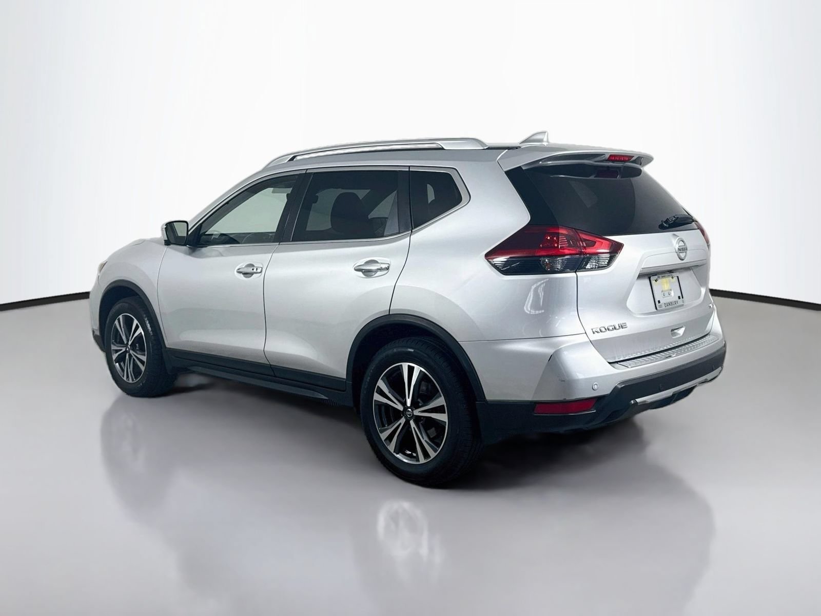 Used 2019 Nissan Rogue SV w/ Sun & Sound Touring Package AWD/4WD image 3