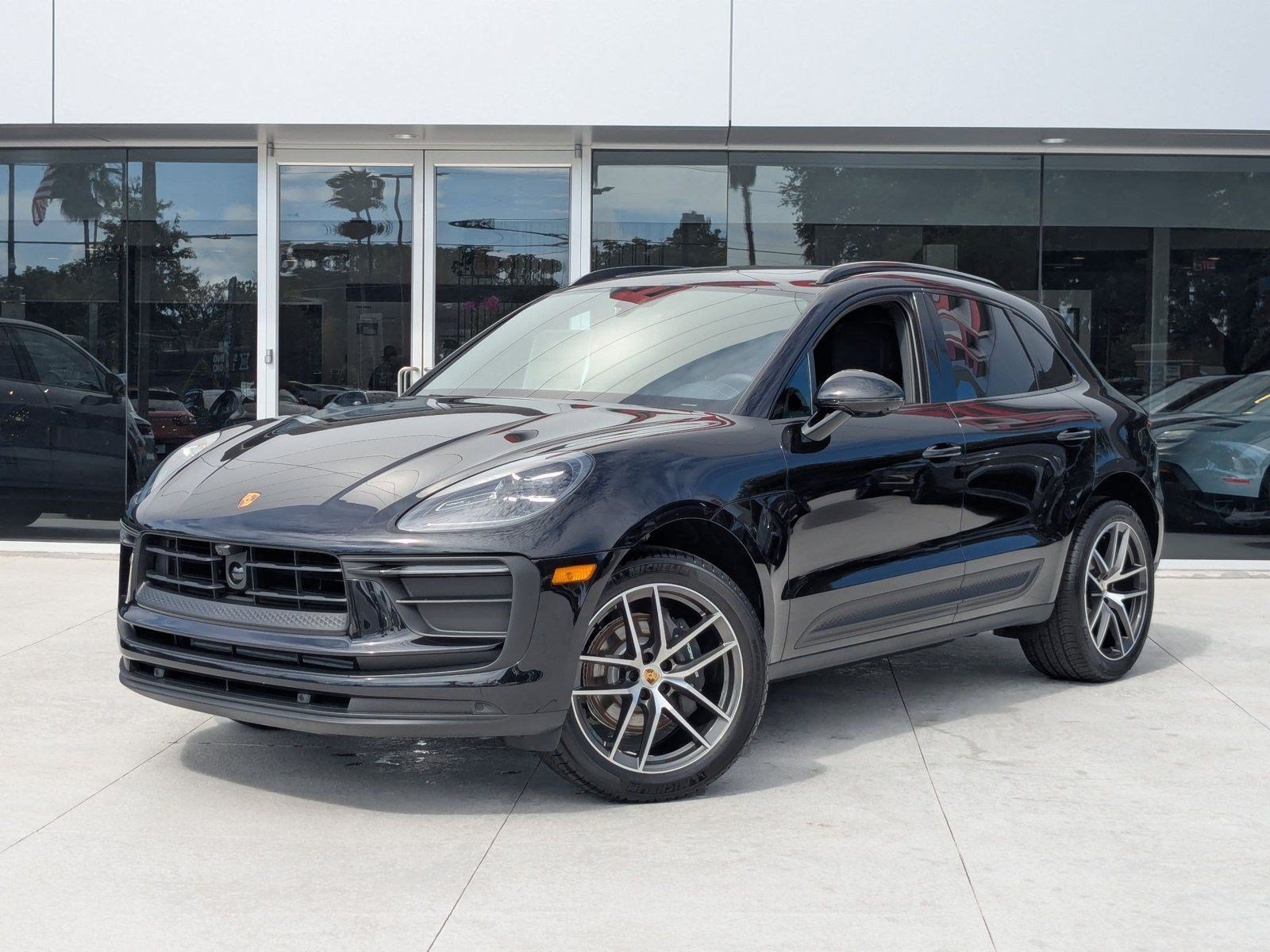 Certified 2025 Porsche Macan AWD/4WD image 1