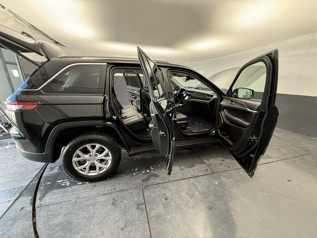 Used 2022 Jeep Grand Cherokee Limited image 20