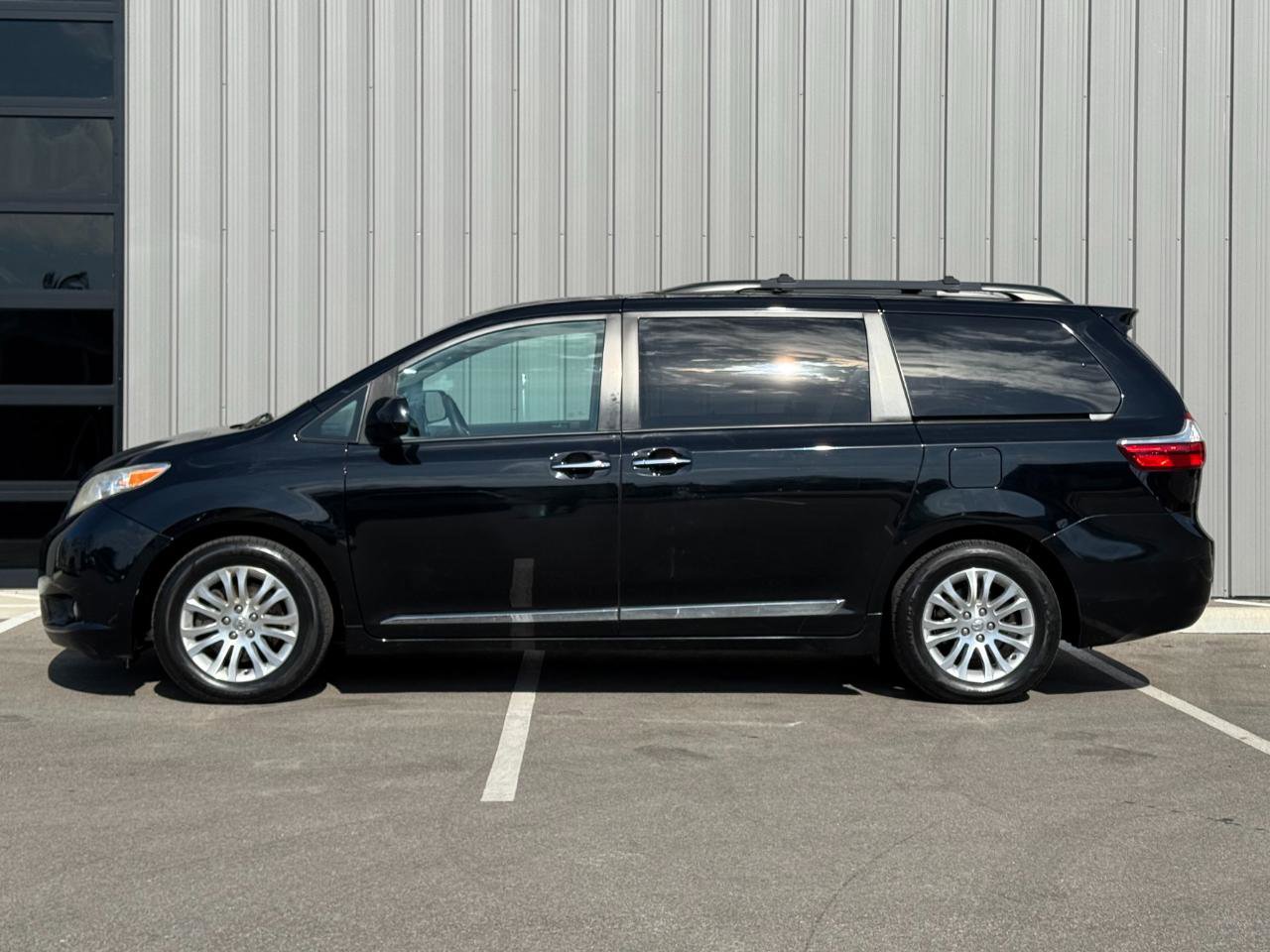 Used 2017 Toyota Sienna XLE w/ XLE Navigation Package image 8