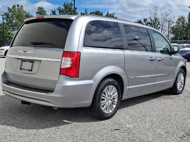 Used 2016 Chrysler Town & Country Touring-L FWD image 9