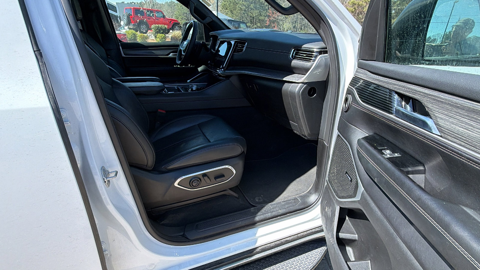 Used 2023 Jeep Wagoneer Series III w/ Preferred Equipment Group image 19