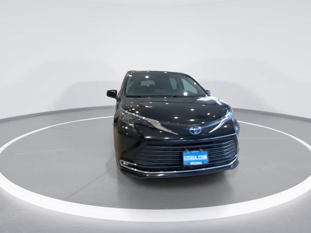 Used 2024 Toyota Sienna XLE AWD/4WD image 3