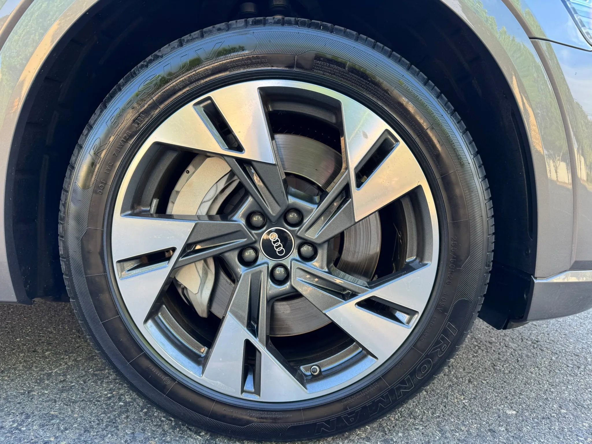 Used 2022 Audi e-tron Premium AWD/4WD image 18