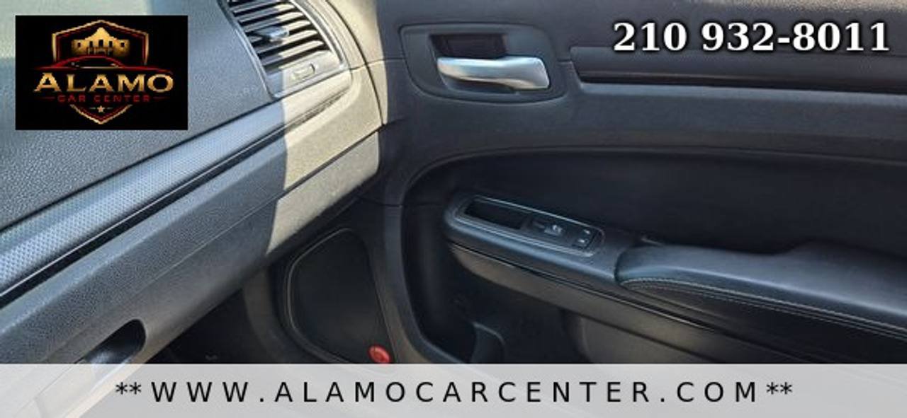Used 2013 Chrysler 300 S RWD image 39