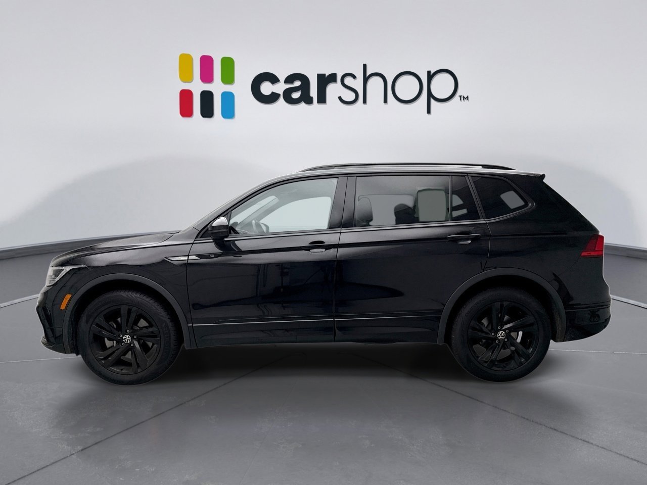 Used 2024 Volkswagen Tiguan SE R-Line image 2