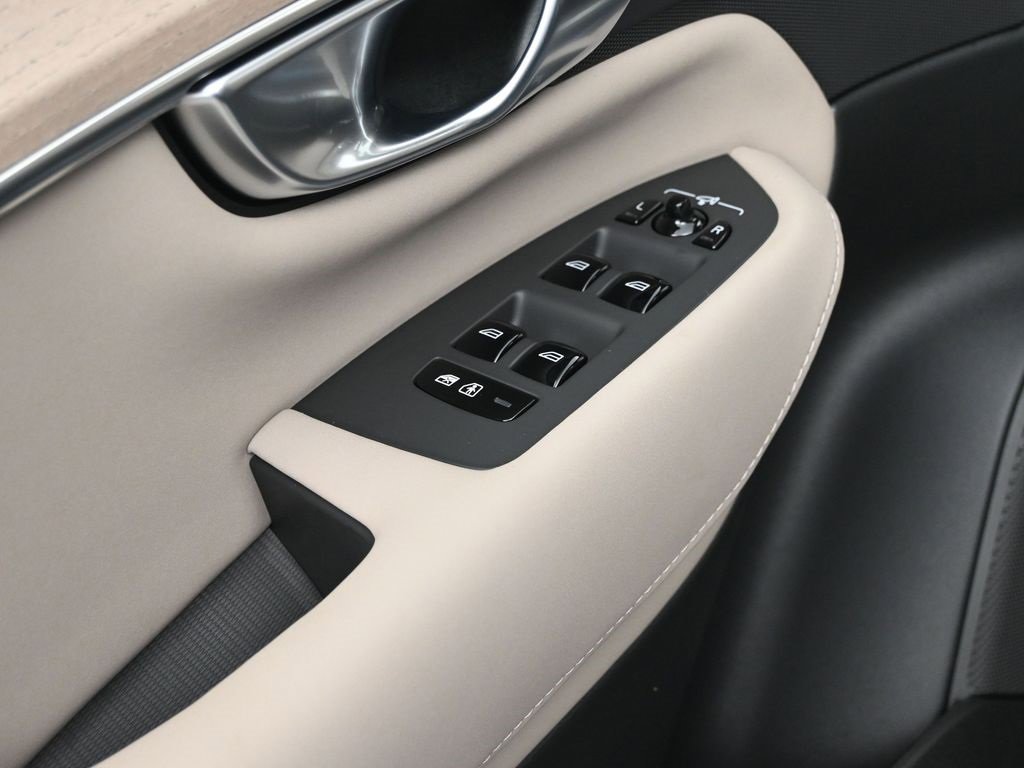 New 2026 Volvo XC90 B6 Plus w/ Protection Package Premier image 12