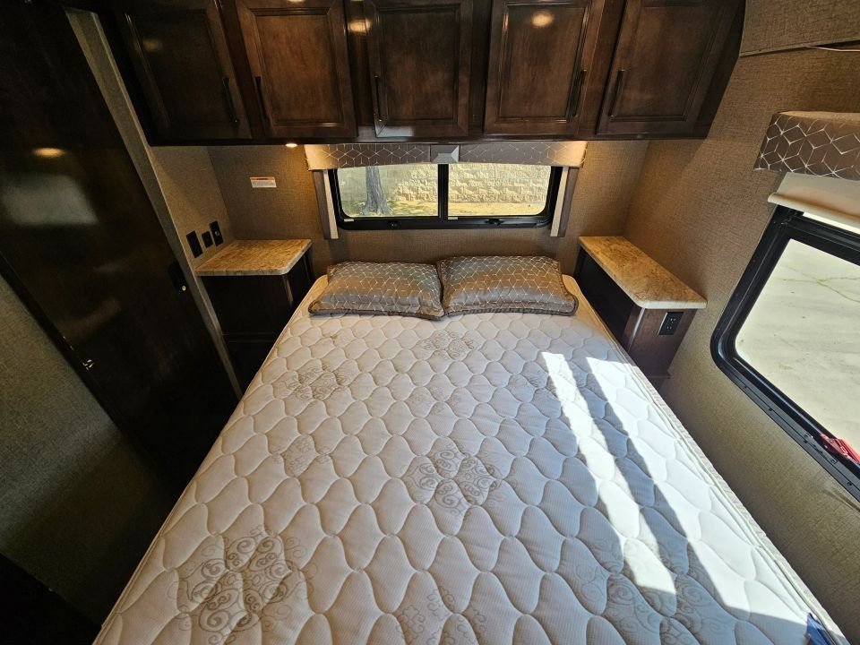 Used 2021 Ford E-450 and Econoline 450 Super Duty w/ Motorhome Prep Package image 28