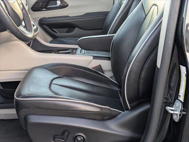 Used 2023 Chrysler Pacifica Limited image 15
