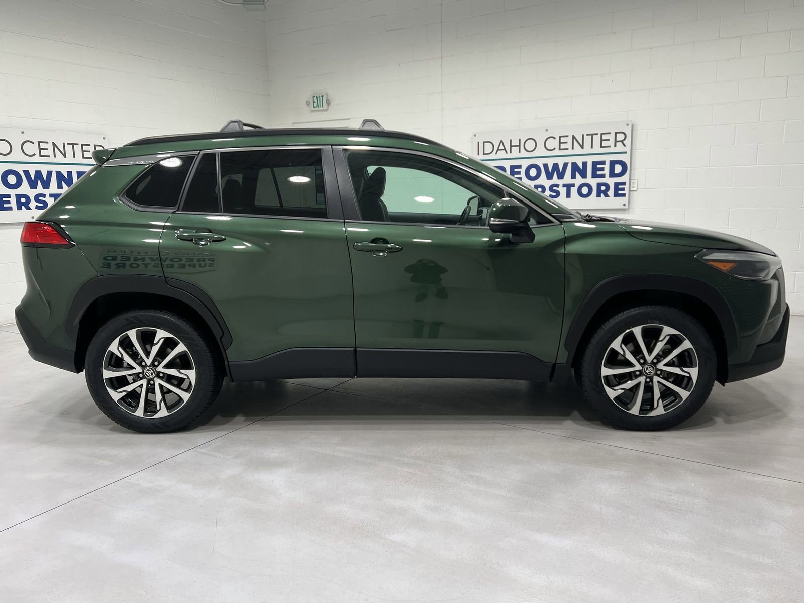 Used 2022 Toyota Corolla Cross XLE image 9