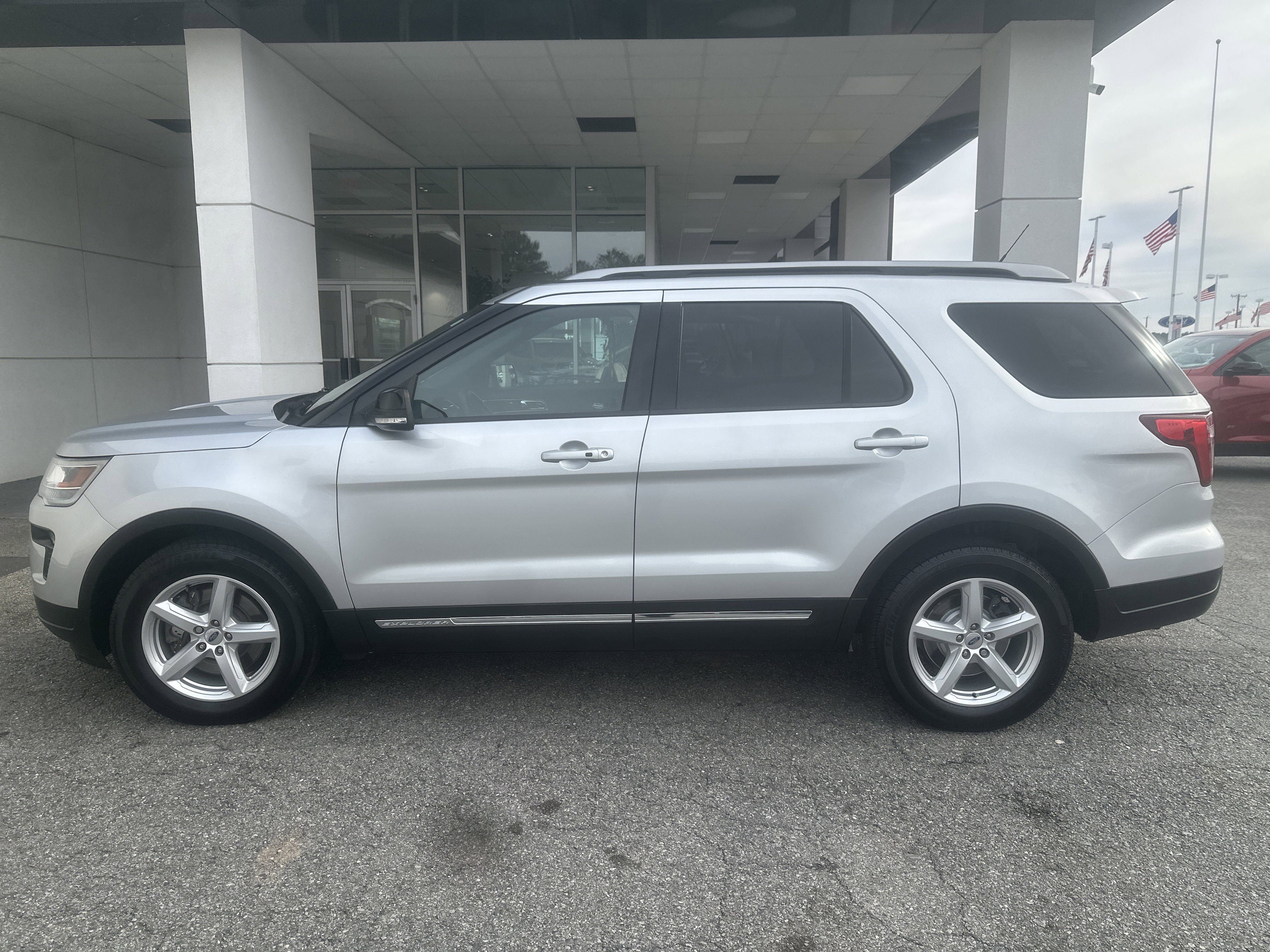 Used 2018 Ford Explorer XLT w/ Equipment Group 202A image 2
