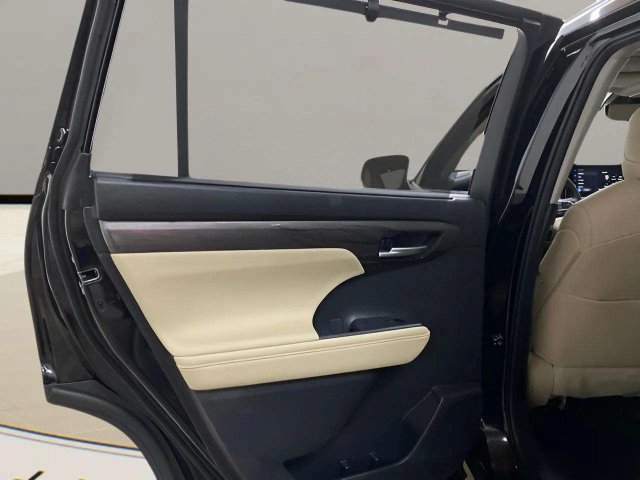 Used 2024 Toyota Highlander Limited AWD/4WD image 59