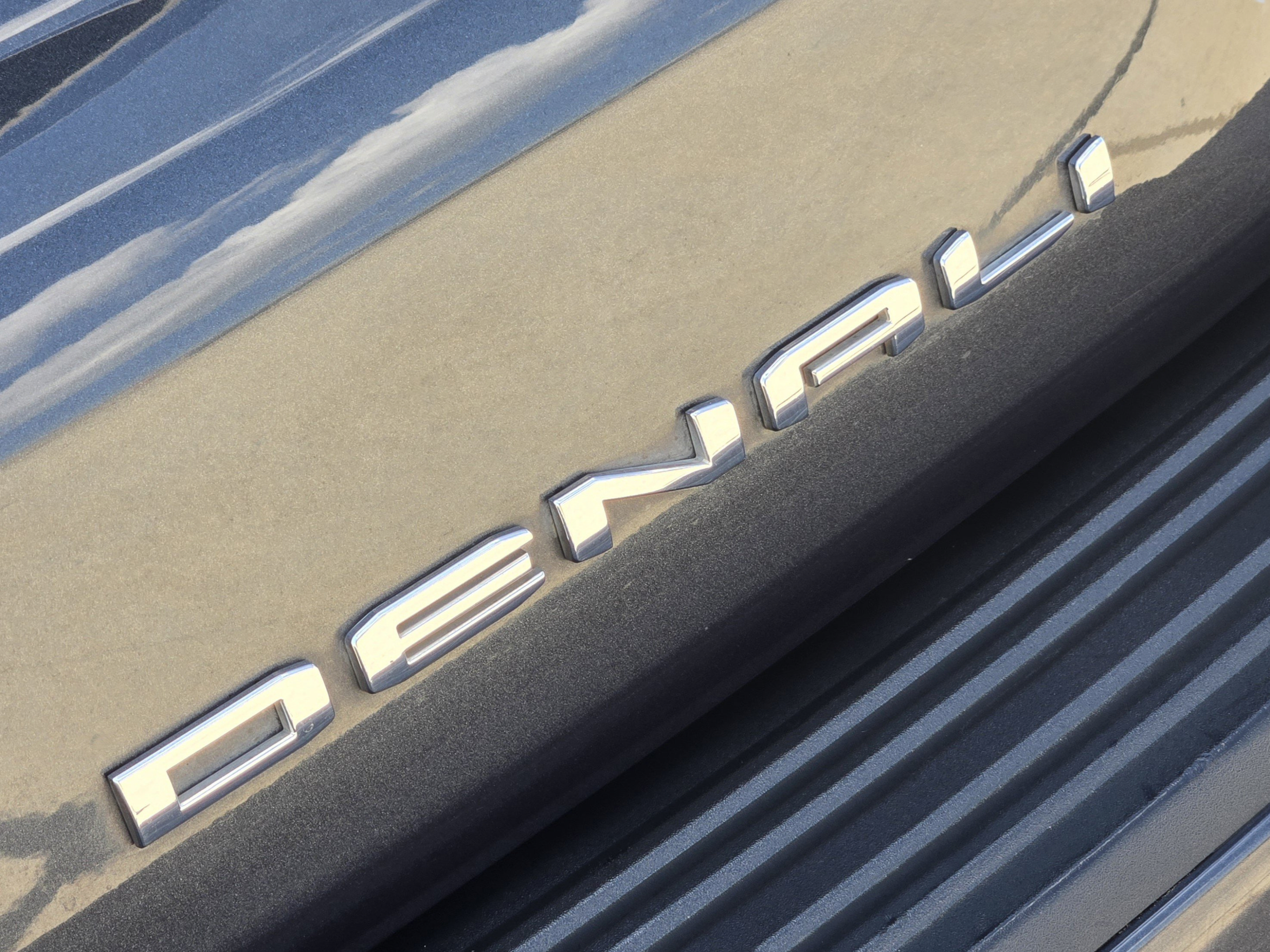 Used 2022 GMC Yukon Denali w/ Denali Premium Package AWD/4WD image 32