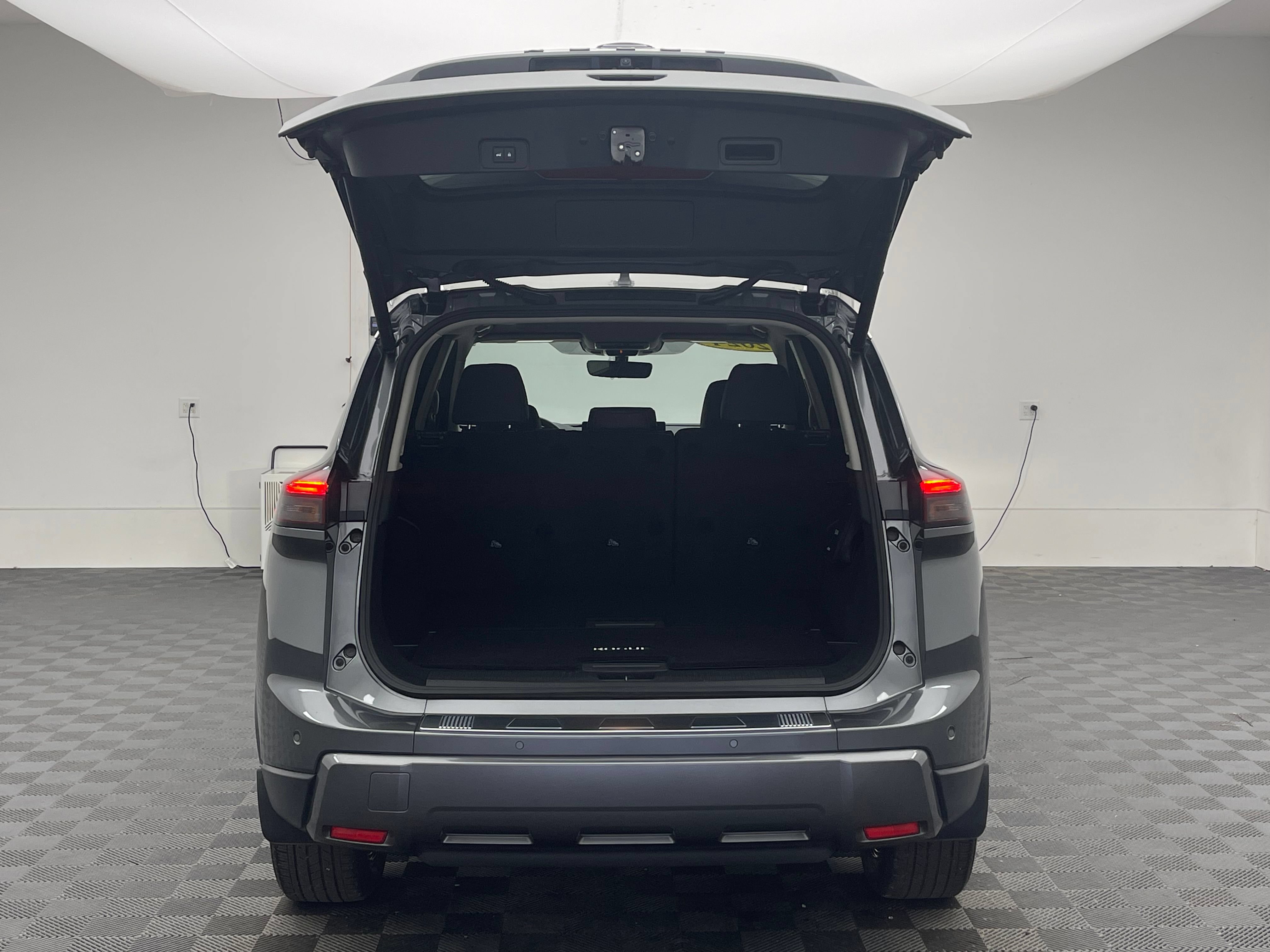Used 2024 Nissan Rogue SL w/ SL Premium Package FWD image 9