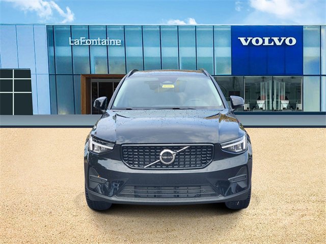 New 2026 Volvo XC40 B5 Core w/ Climate Package image 2