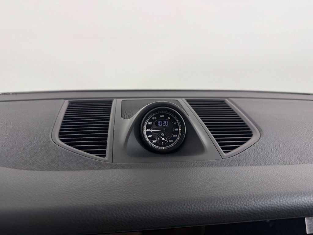 Certified 2025 Porsche Macan AWD/4WD image 22