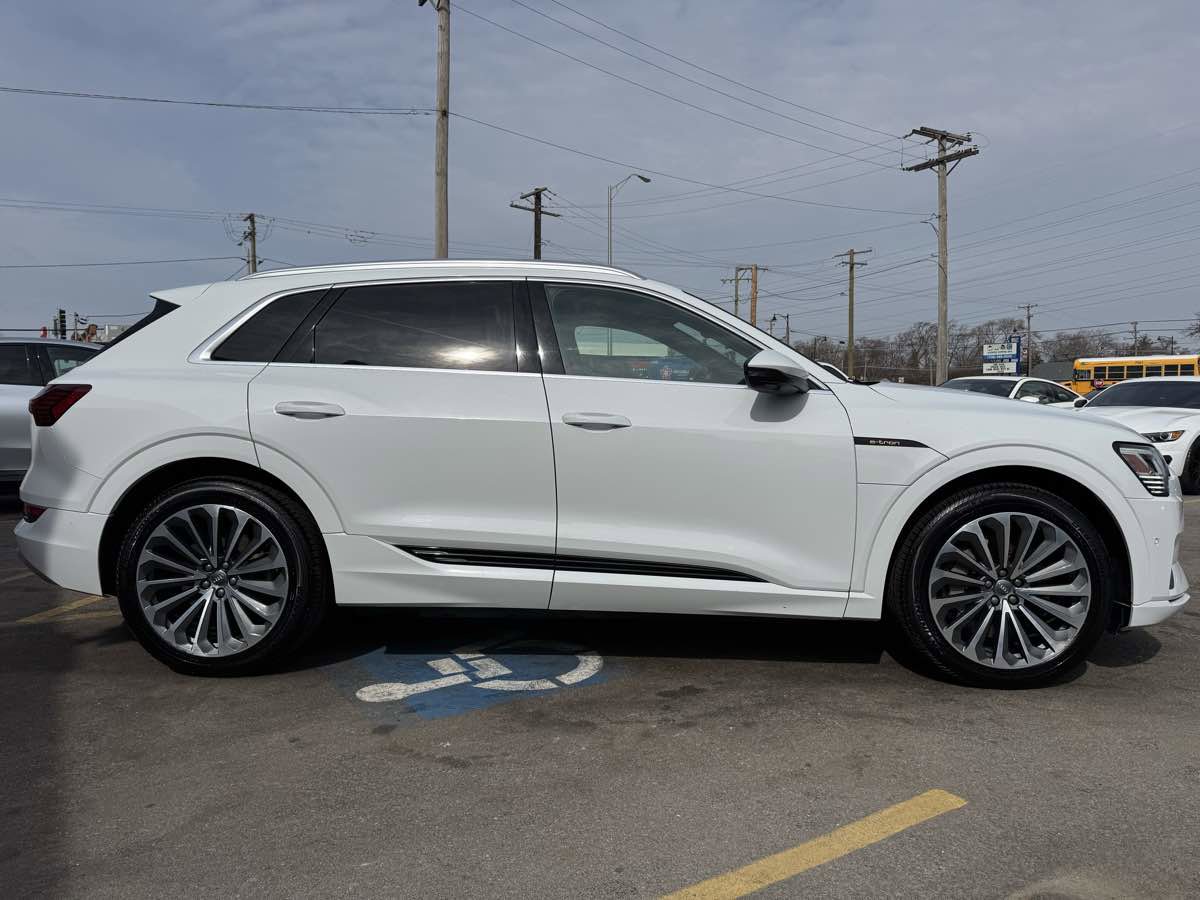 Used 2019 Audi e-tron Prestige w/ Prestige Package image 4