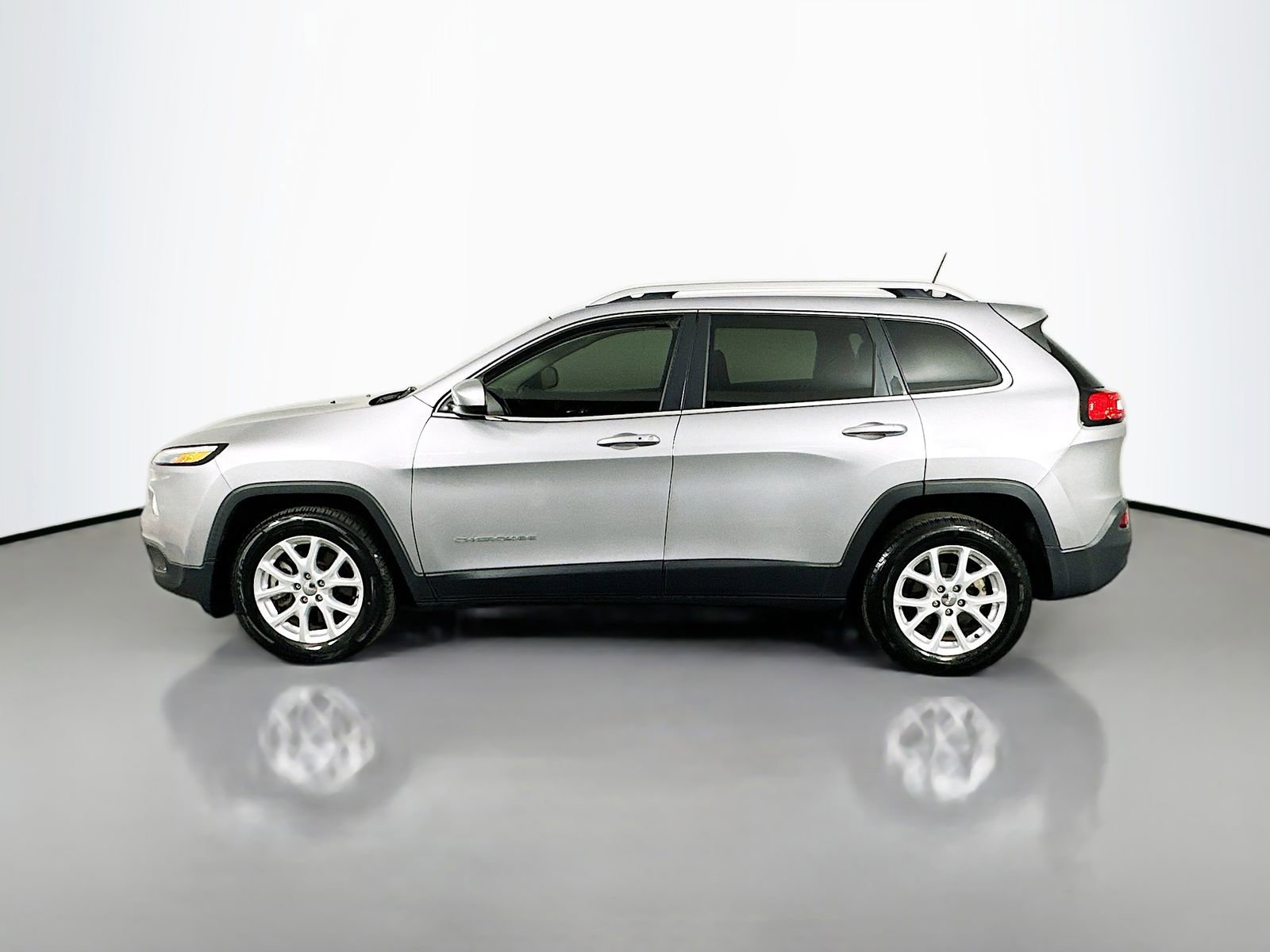 Used 2018 Jeep Cherokee Latitude Plus w/ Comfort/Convenience Group image 5