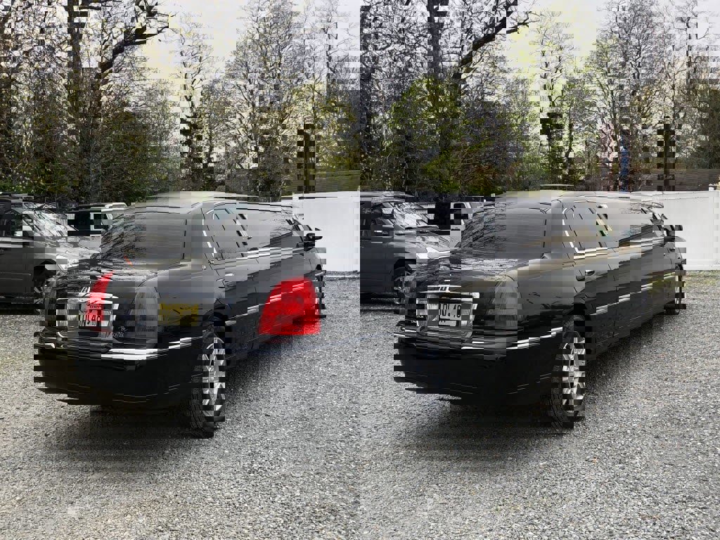 Used 2011 Lincoln Town Car Executive image 6