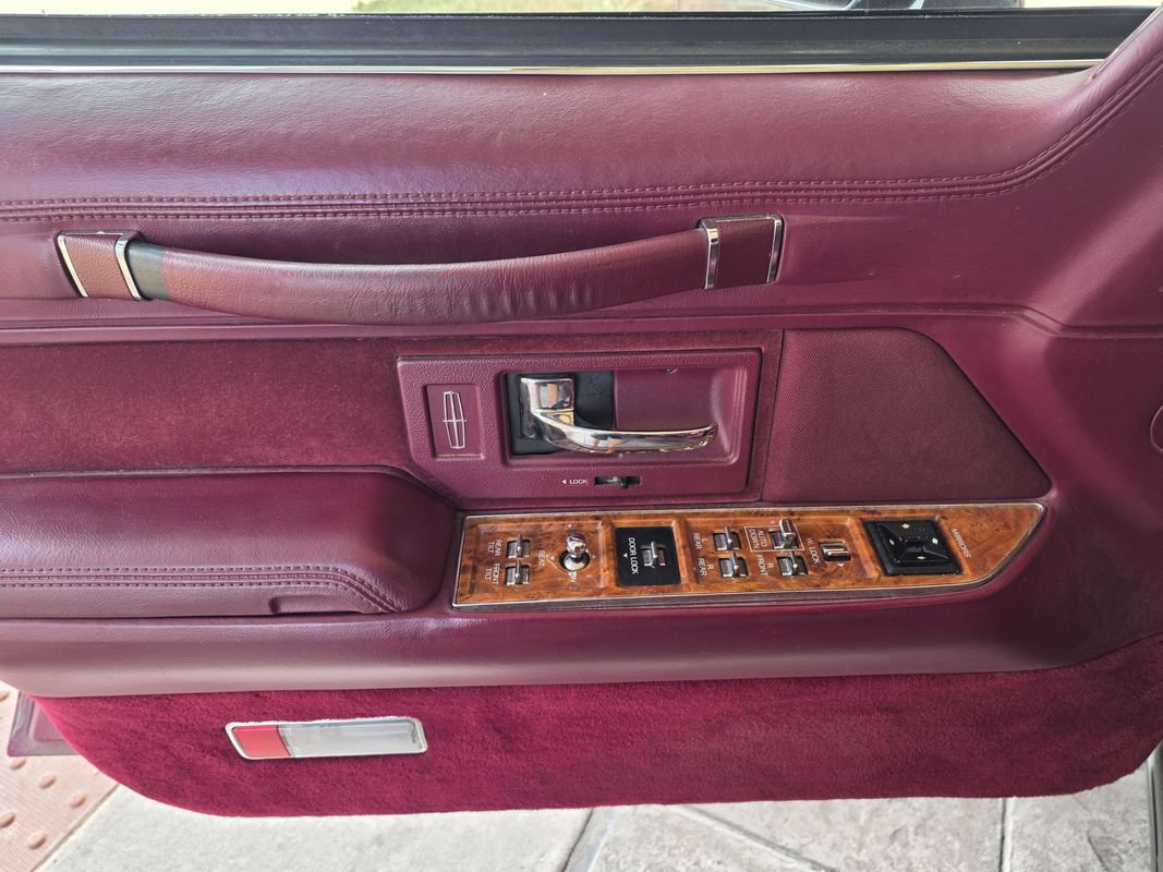 Used 1993 Lincoln Town Car Executive RWD image 9
