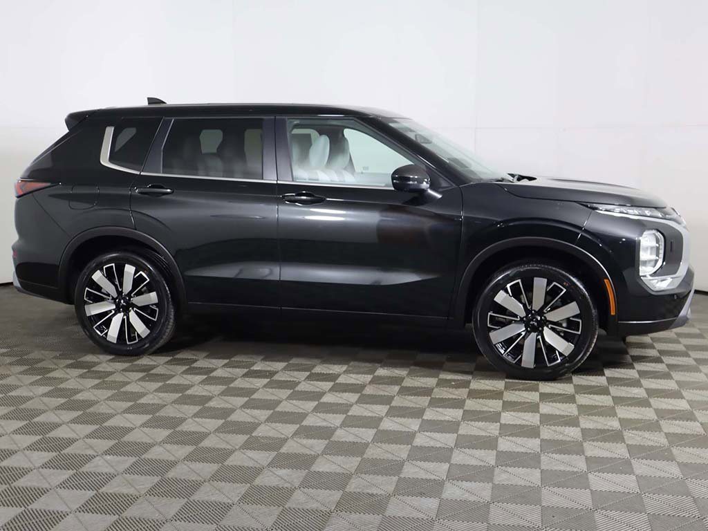 New 2025 Mitsubishi Outlander SE image 17