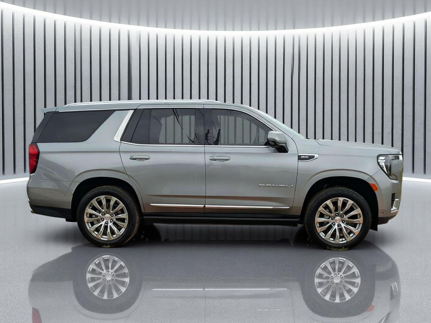 Used 2024 GMC Yukon Denali w/ Advanced Technology Package AWD/4WD image 3