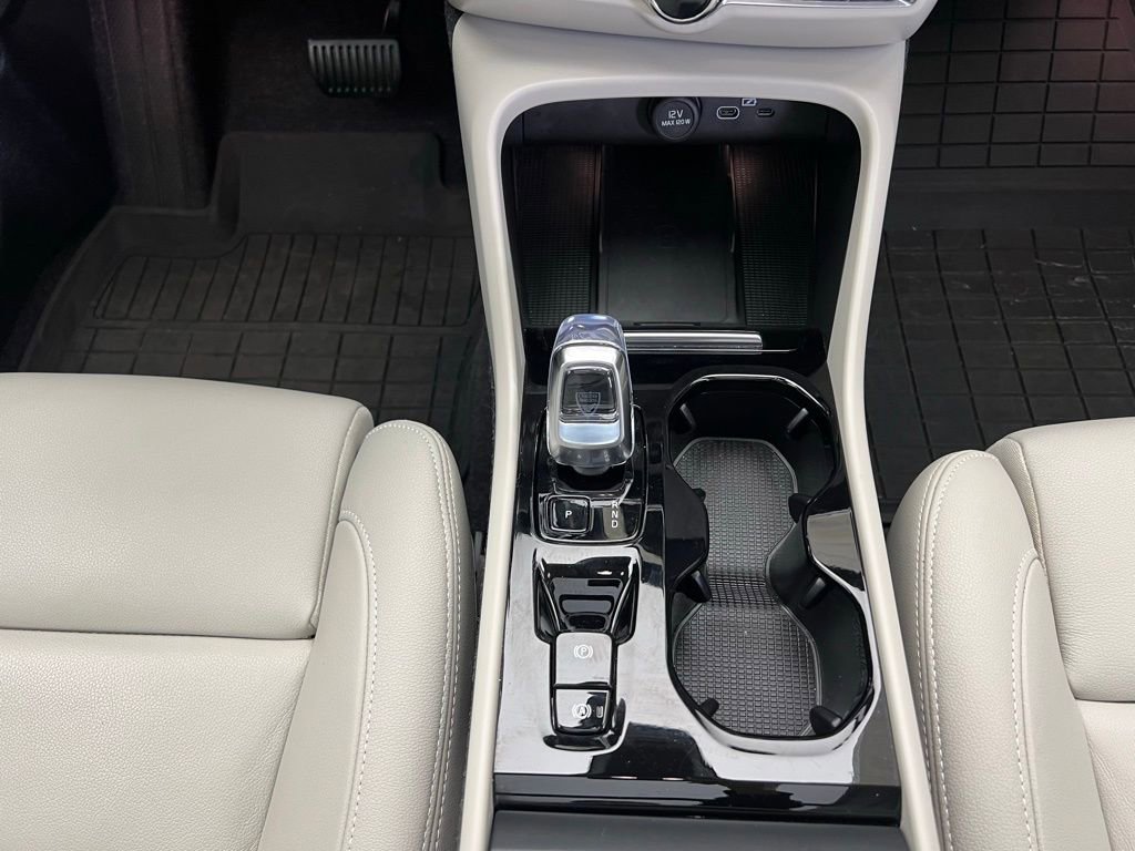 Used 2025 Volvo XC40 B5 Ultra w/ Protection Package Premier image 11