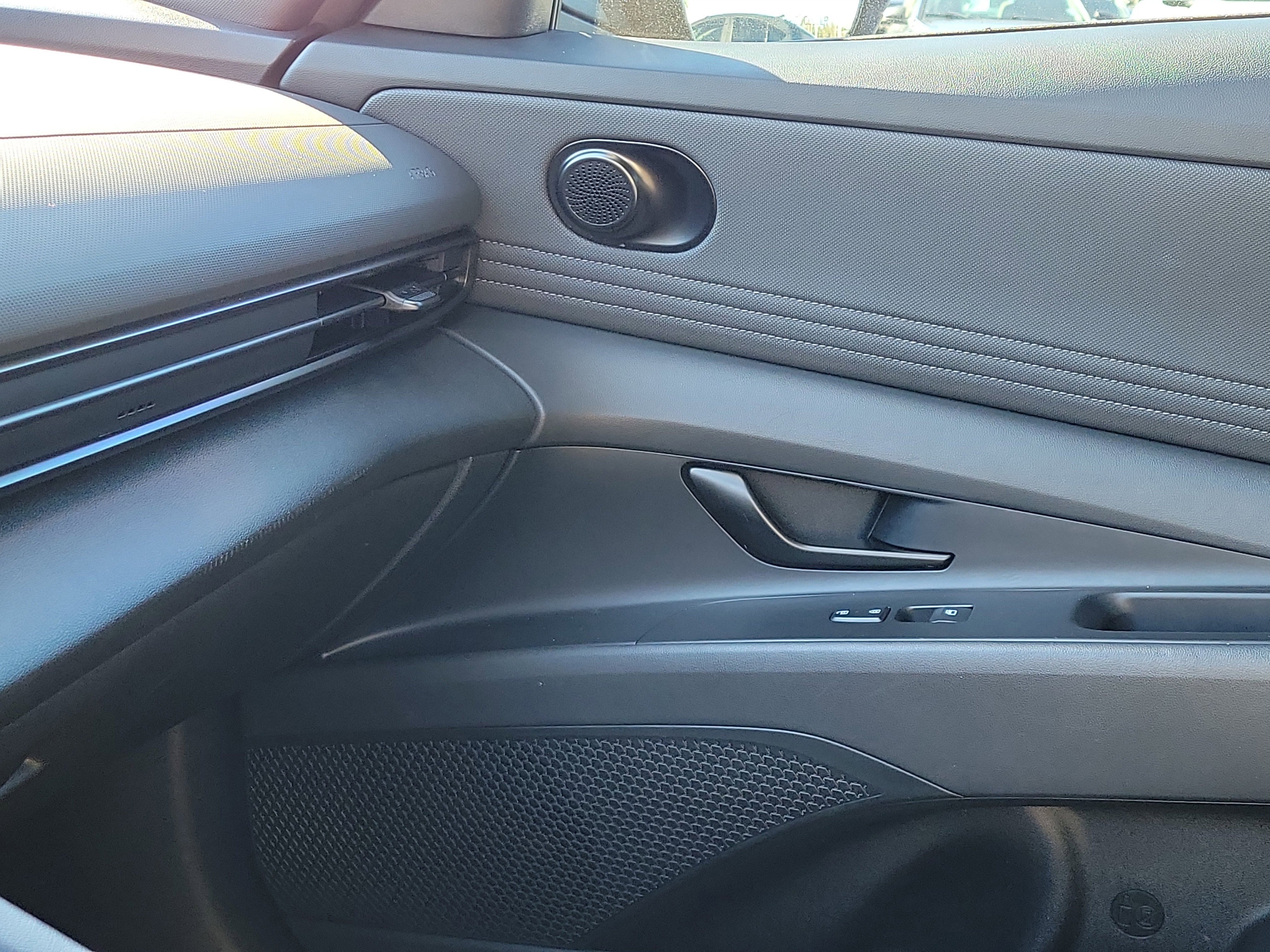 Used 2025 Hyundai Elantra Sport image 28