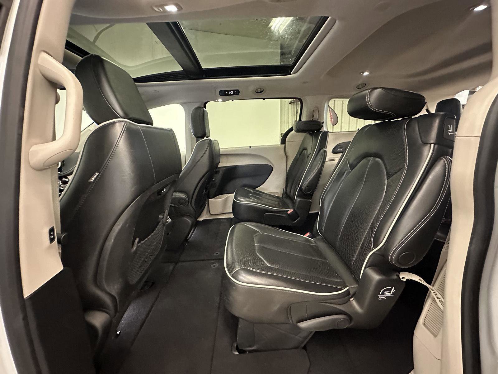 Used 2022 Chrysler Pacifica Limited image 24