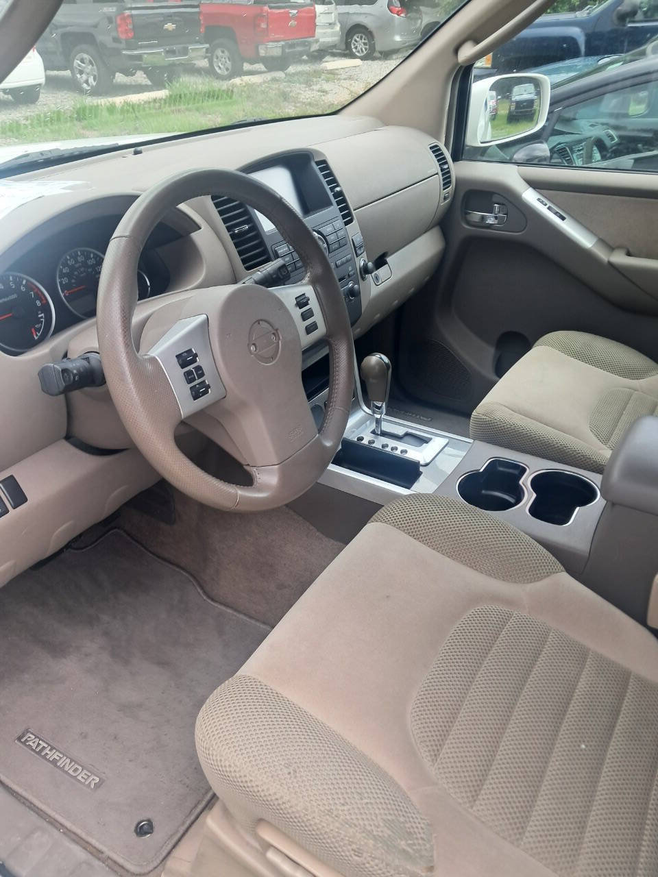 Used 2009 Nissan Pathfinder SE RWD image 2