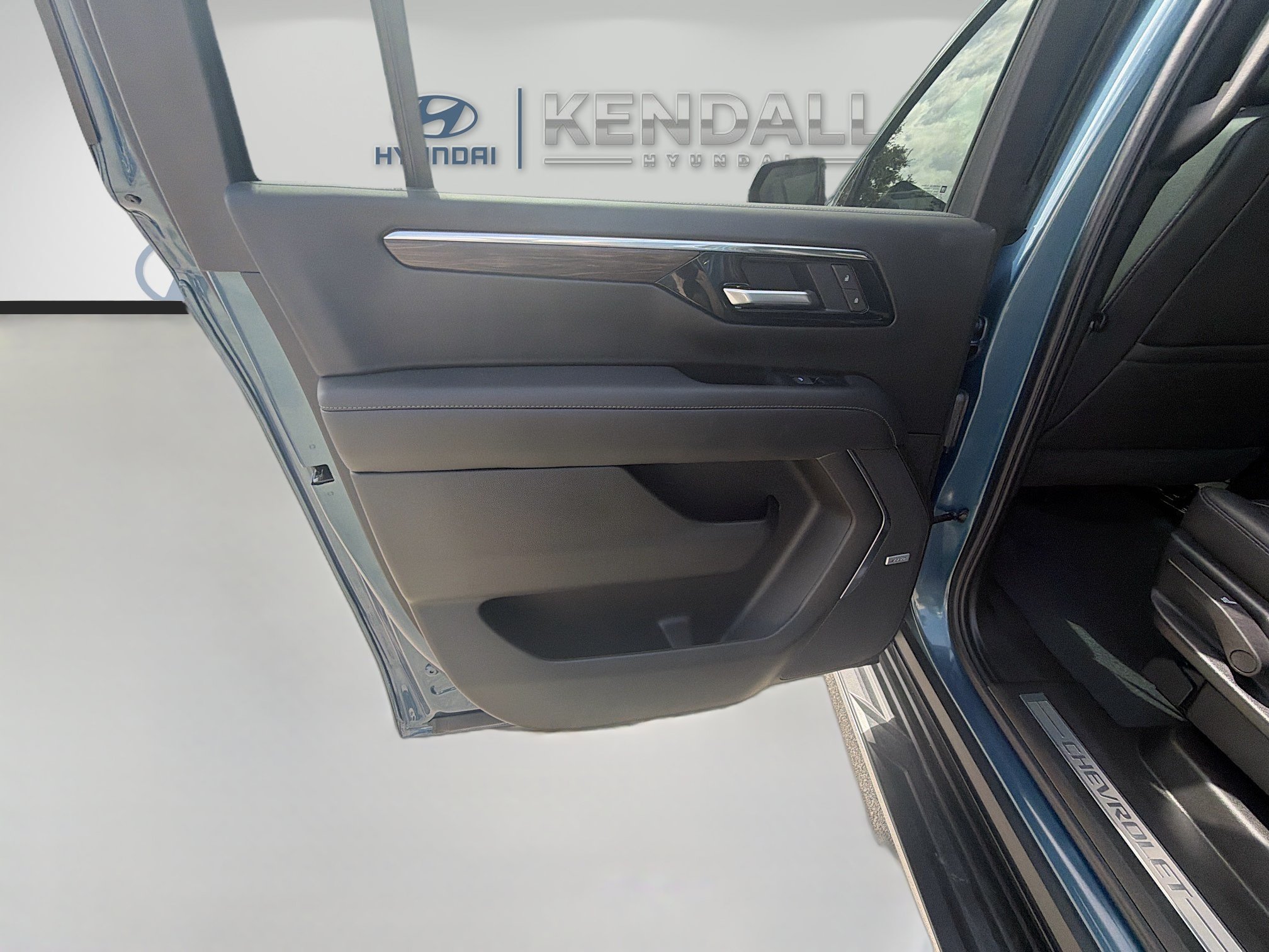 Used 2025 Chevrolet Suburban LT w/ Comfort Package RWD image 23